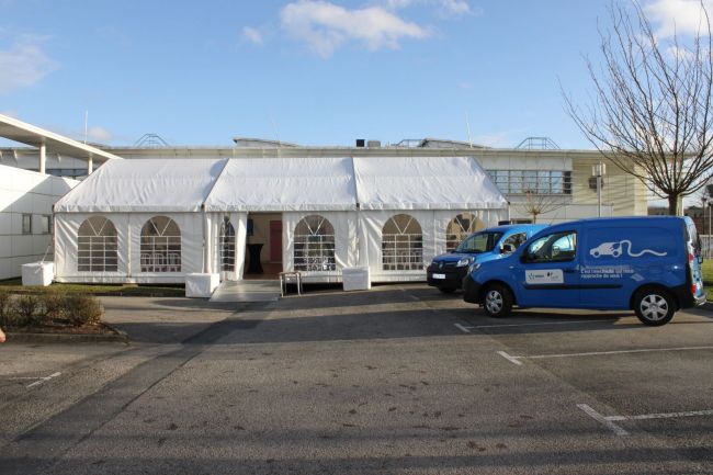 Véhicule électrique devant la tente
